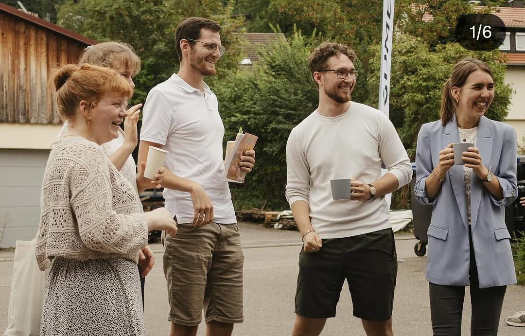 Menschen aus der Gemeinde bei Kaffee und Gespräch